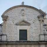 ...e un grande timpano semicircolare tipicamente barocco
